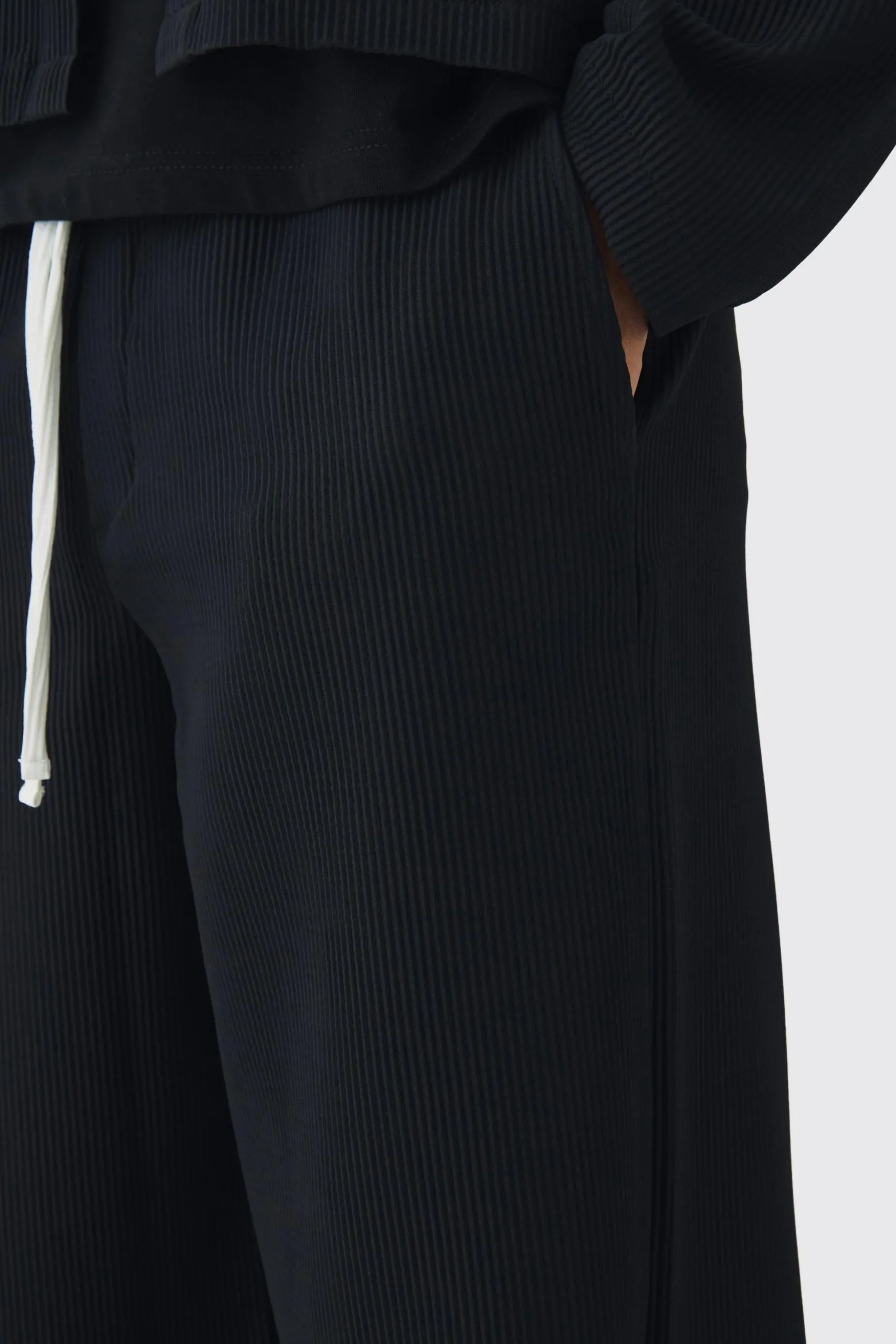 Elastic Waist Baggy Fit Contrast Drawcord Pleated Trouser | BoohooMAN UK