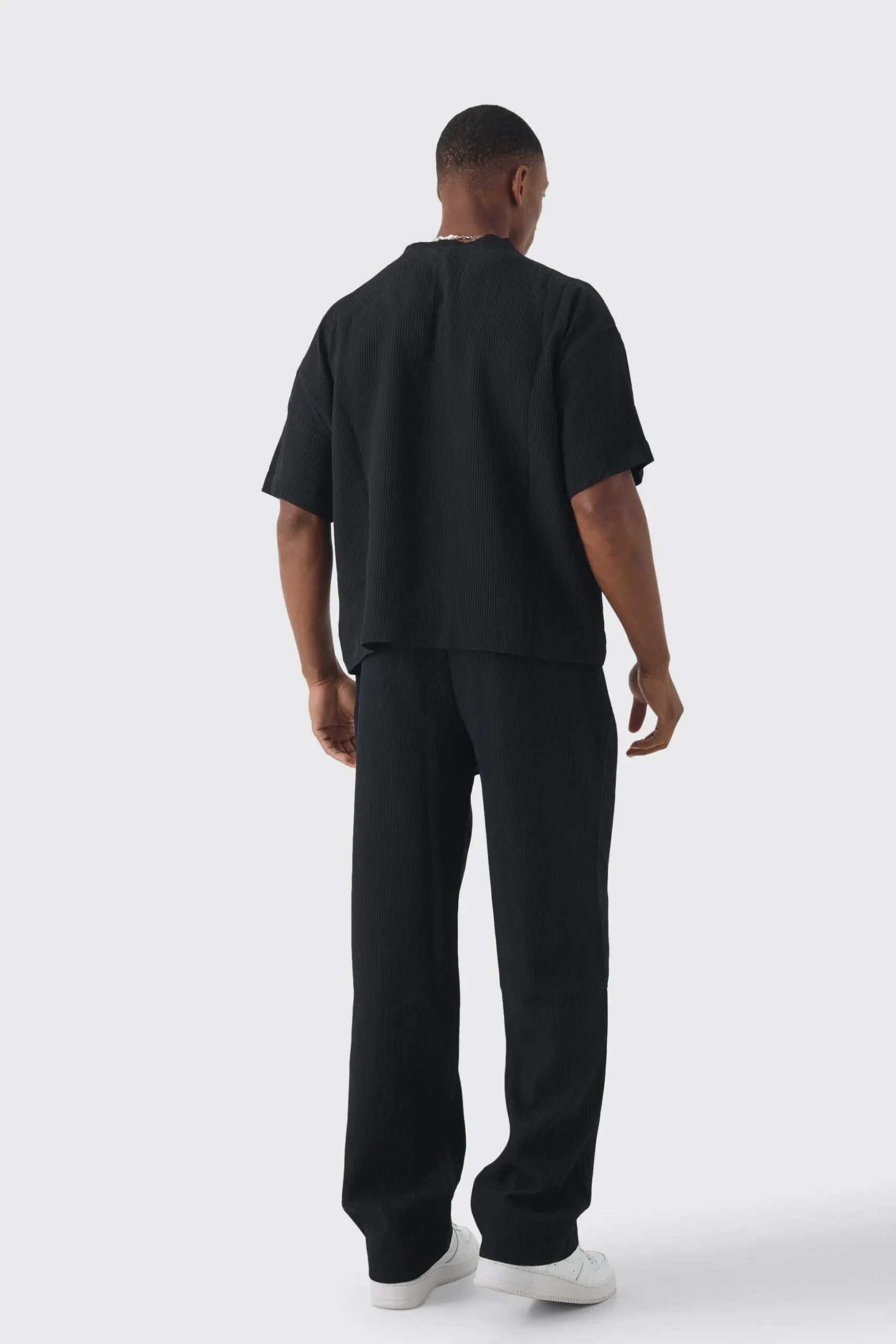 Elasticated Waist Relaxed Fit Pleated Trouser | BoohooMAN UK