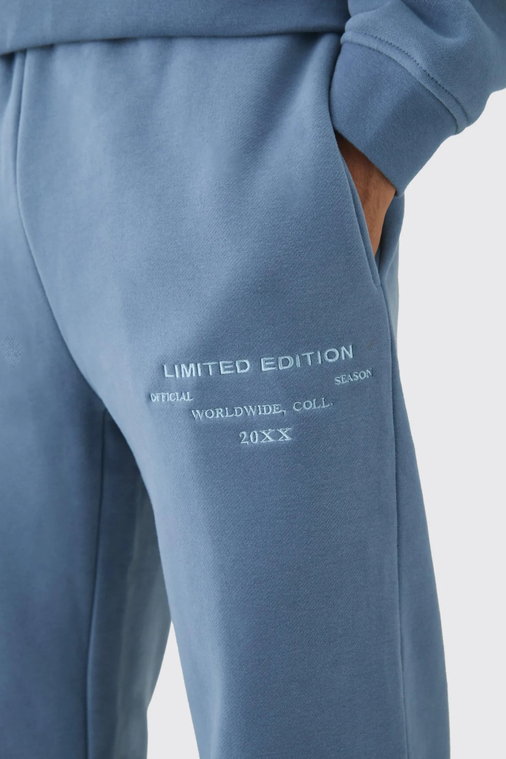 330GSM Regular Fit Split Hem Jogger With Woven Badge | BoohooMAN UK