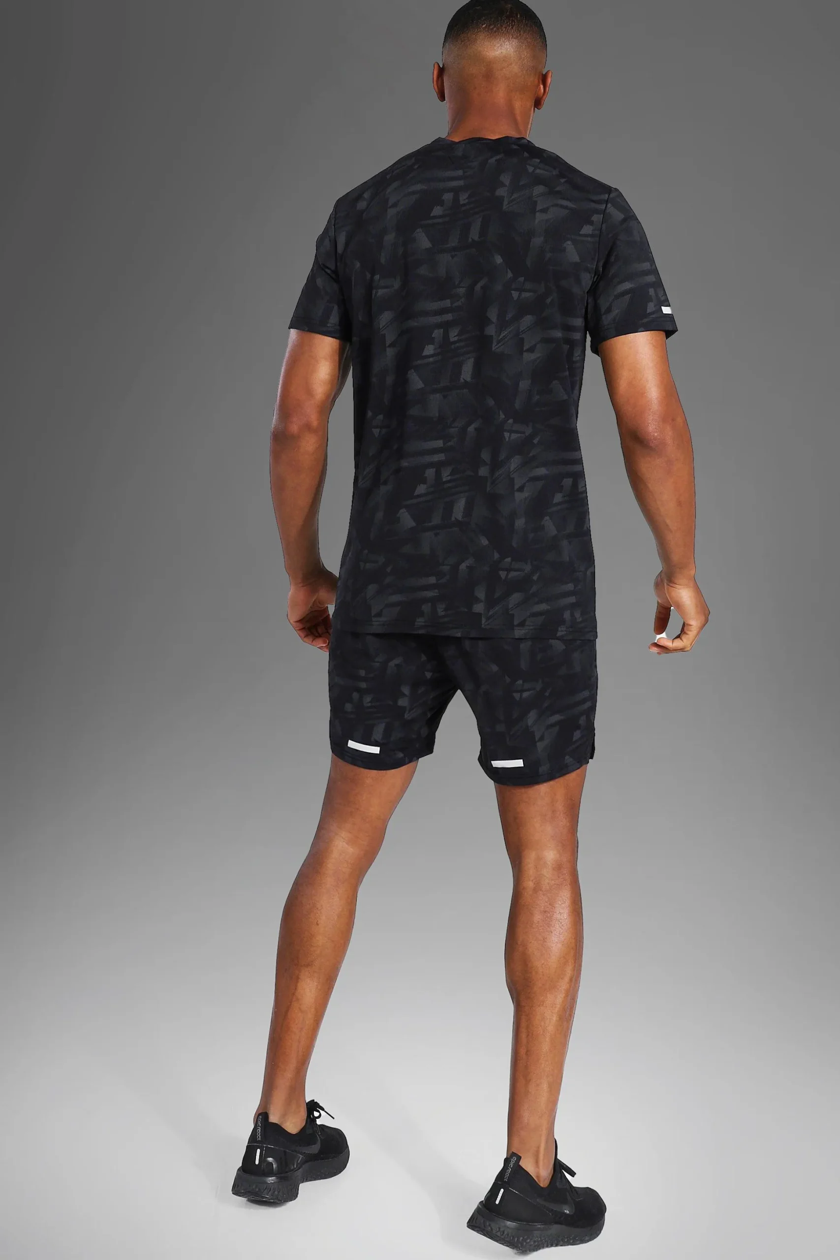 Man Active Abstract Print Reg Fit TShirt | BoohooMAN UK