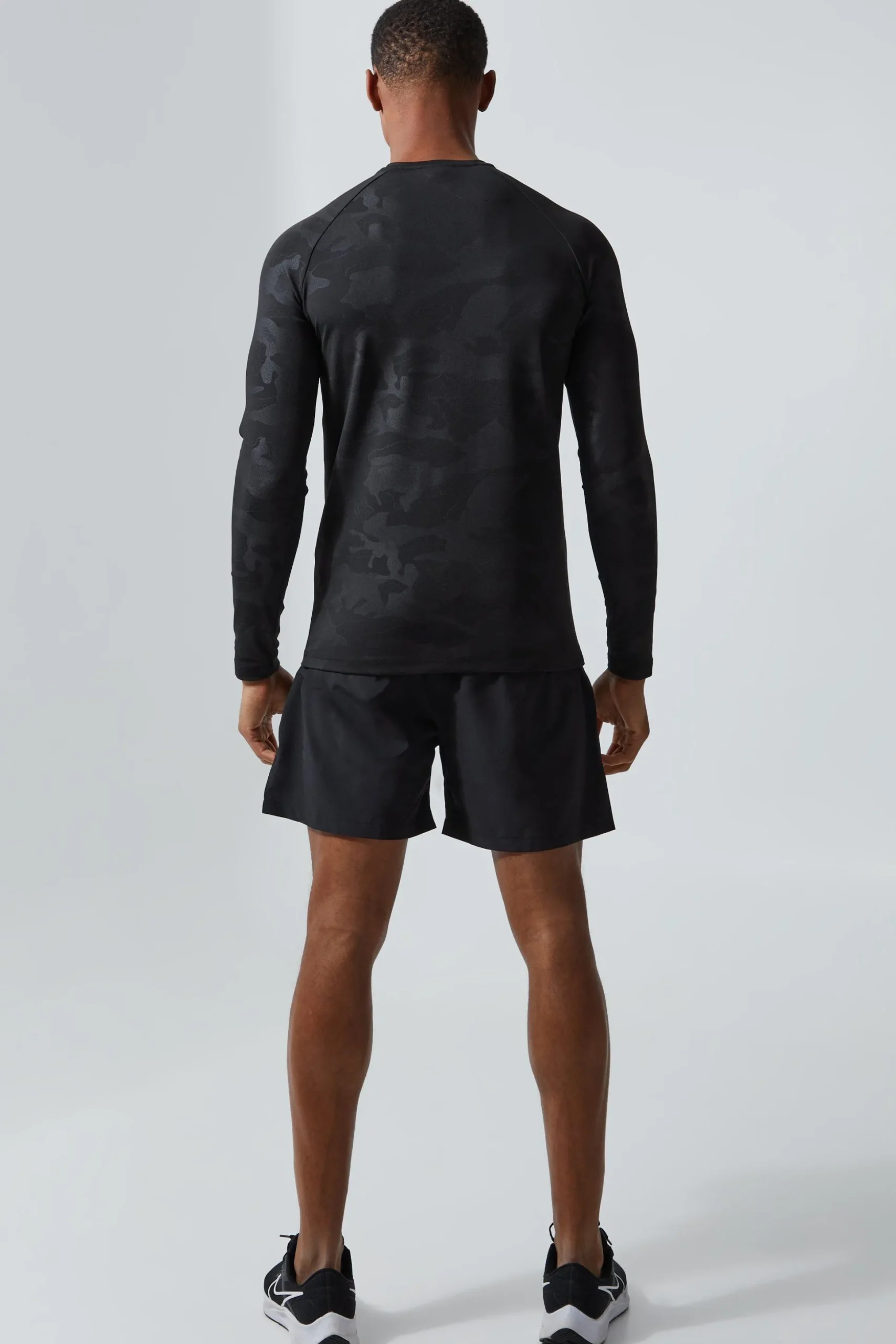 Man Active Camo Print Seamless Long Sleeve Muscle Fit Top | BoohooMAN UK