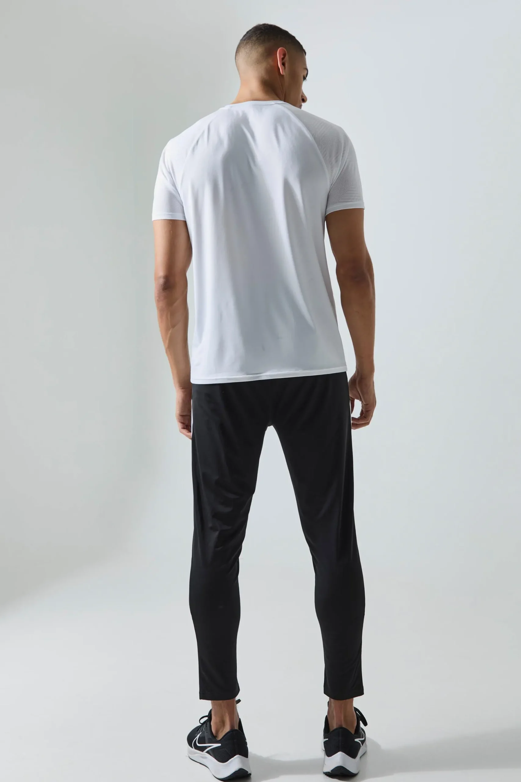 Man Active Geo Jacquard Reg Fit T-shirt | BoohooMAN UK
