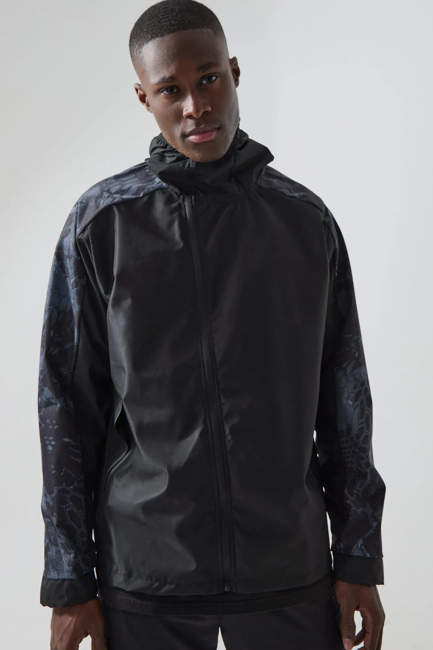 Man Active Geo Panelled Regular Fit Trail Windbreaker | BoohooMAN UK