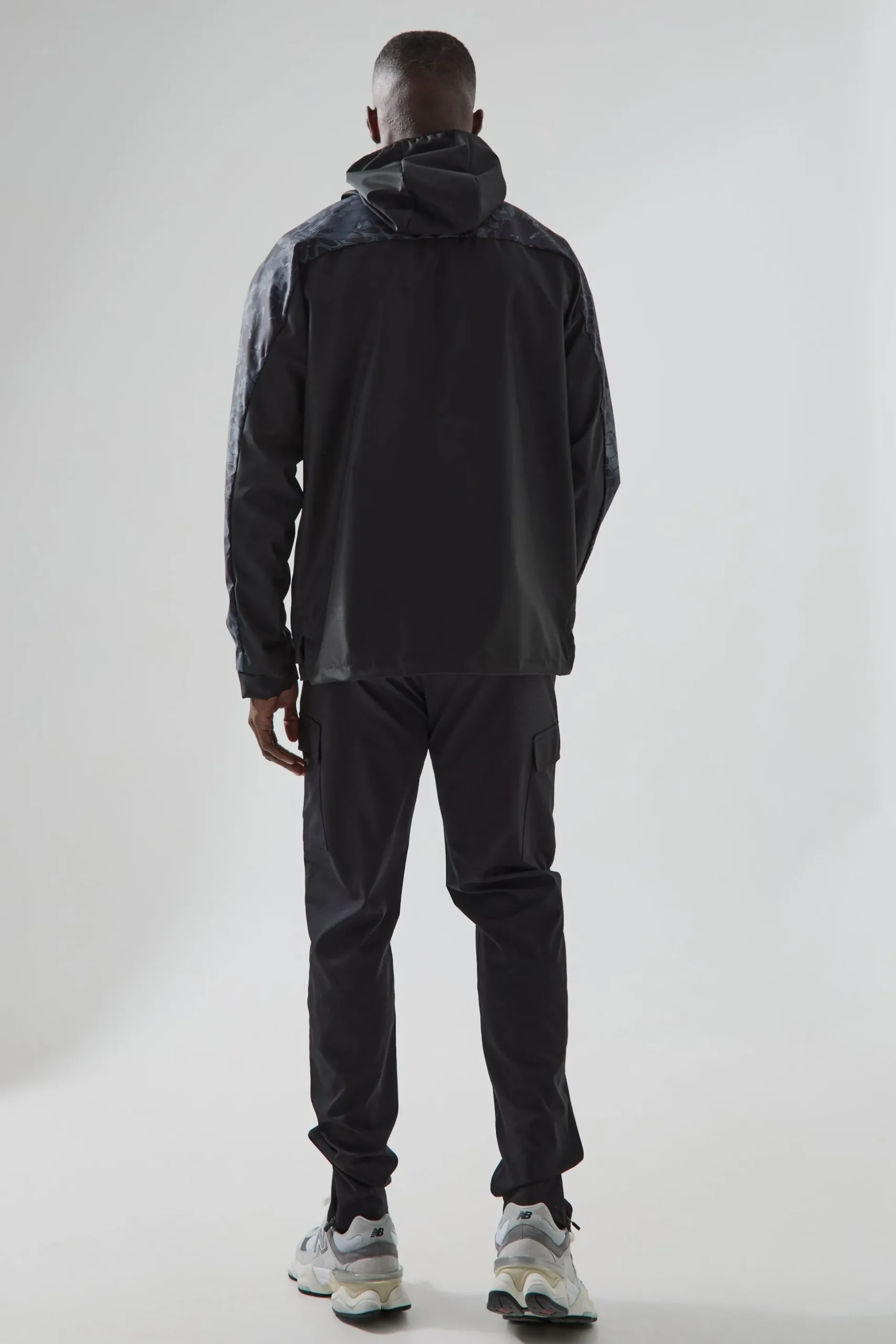 Man Active Geo Panelled Regular Fit Trail Windbreaker | BoohooMAN UK