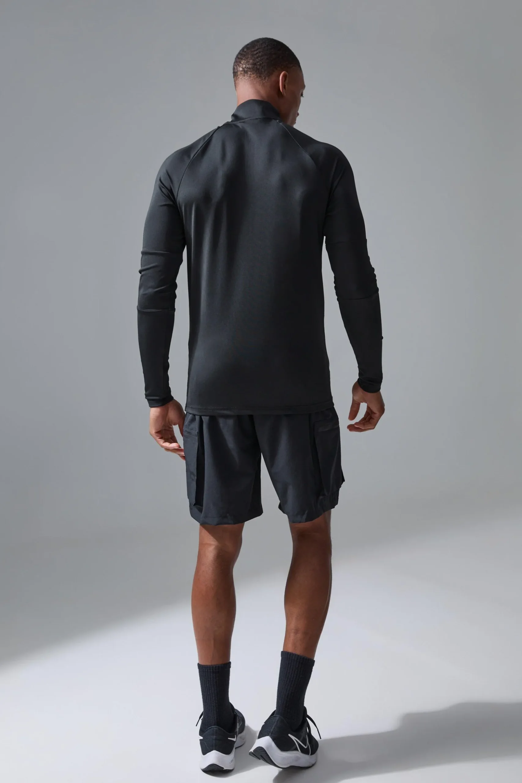 Man Active Golf Raglan Muscle Fit 1/4 Zip | BoohooMAN UK