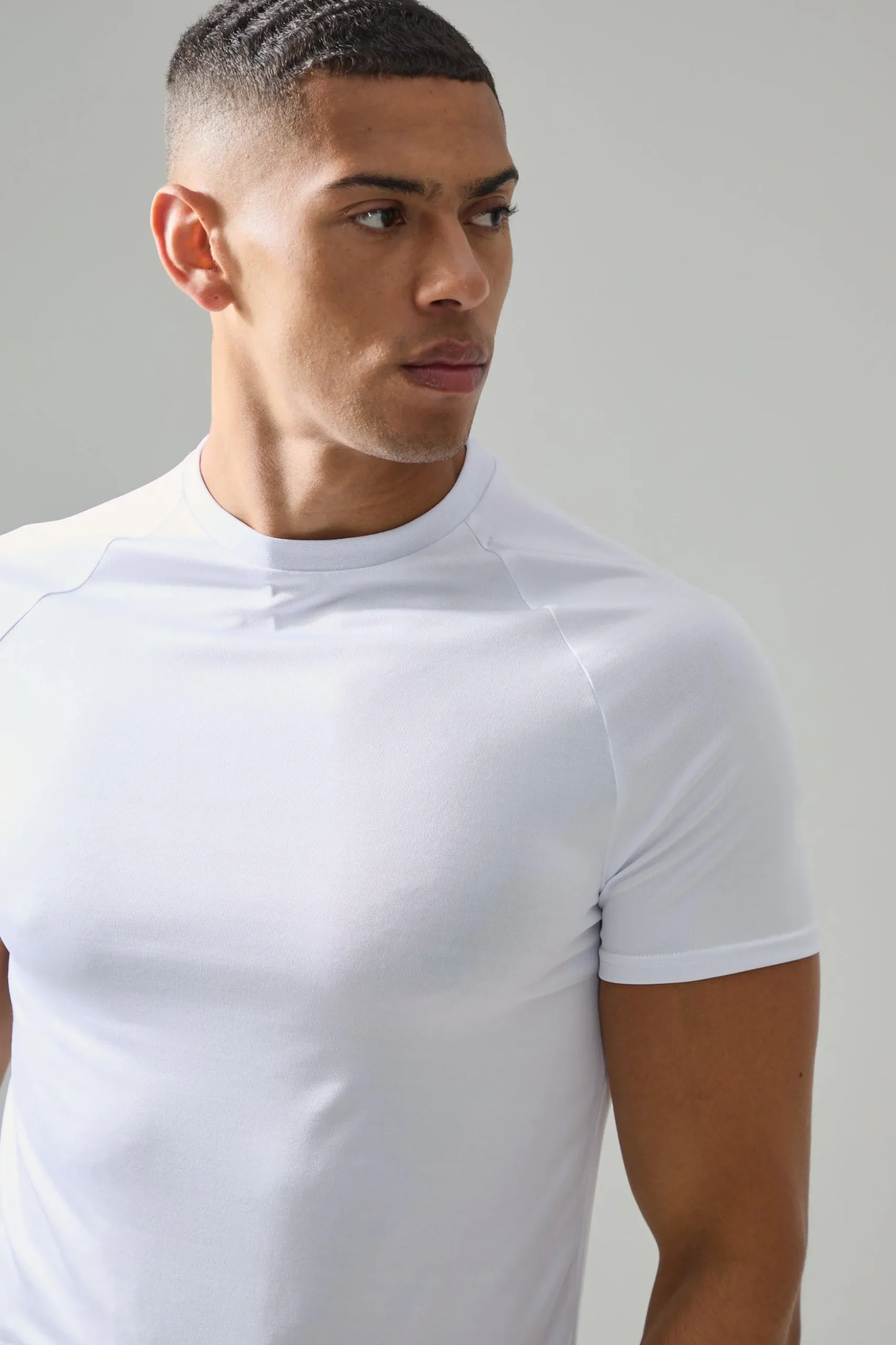 Man Active Lightweight Essentials Gym Muscle Fit Raglan T-shirt | BoohooMAN UK