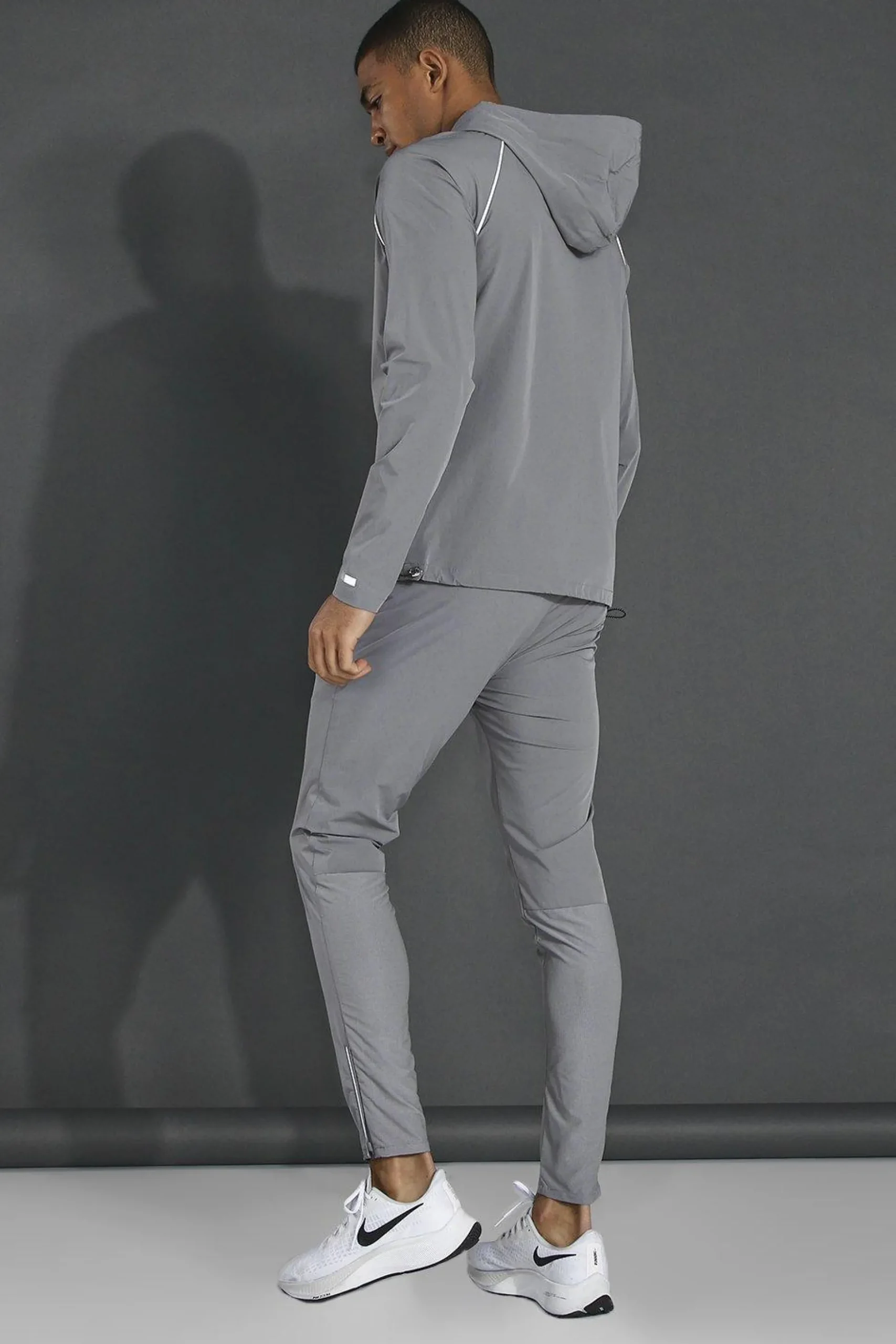 Man Active Lightweight Plain Tapered Track Pant | BoohooMAN UK