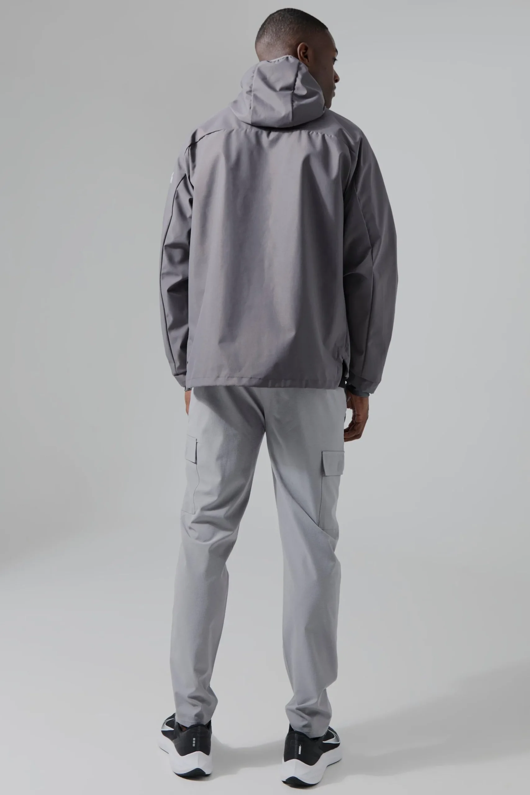 Man Active Regular Fit Trail Windbreaker | BoohooMAN UK