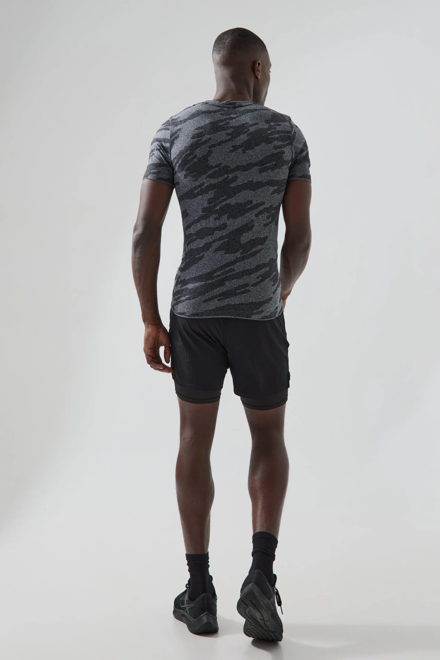 Man Active Seamless Camo Muscle Fit T-shirt | BoohooMAN UK