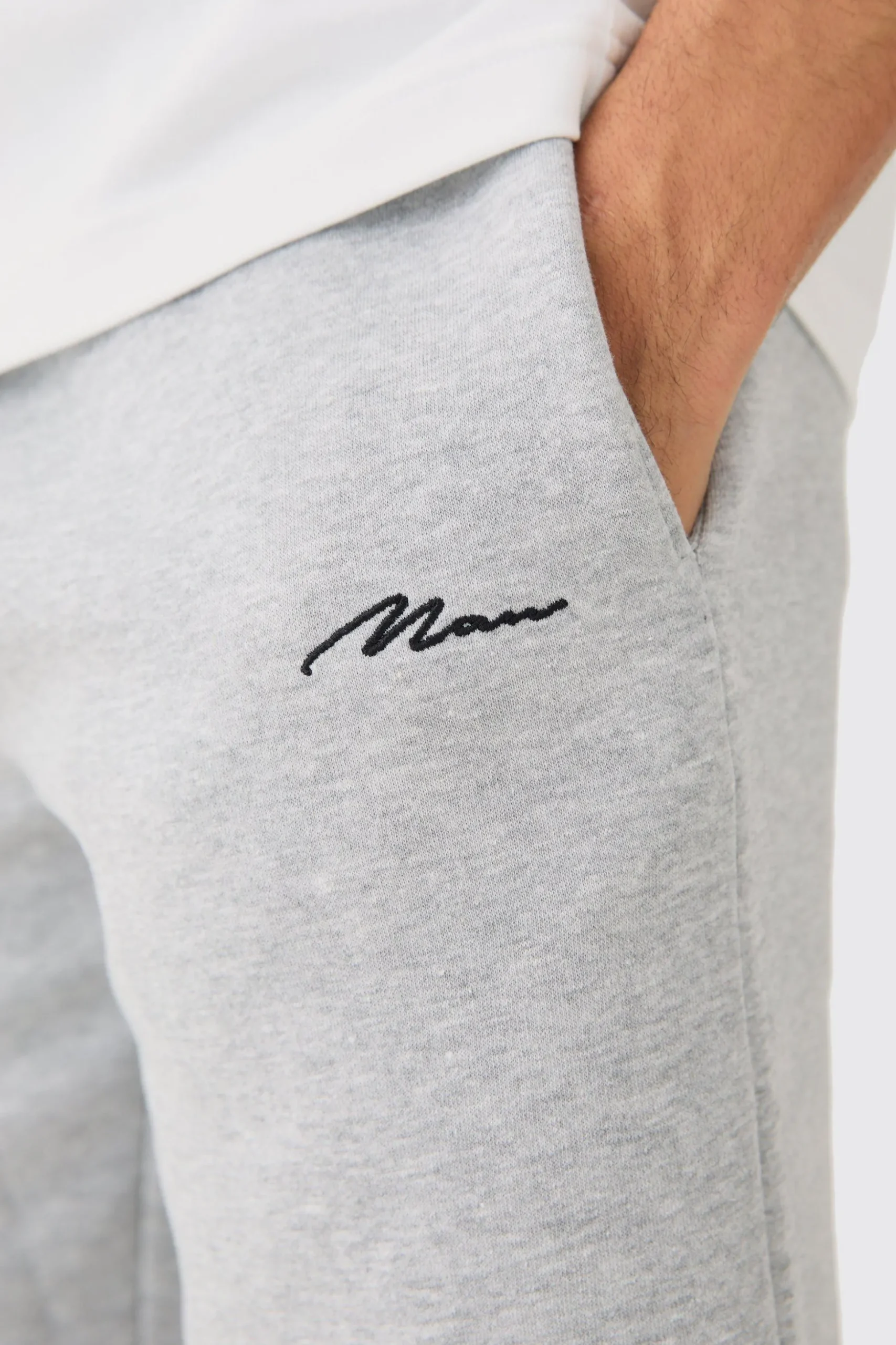 Man Signature Loose Fit Mid Length Shorts | BoohooMAN UK