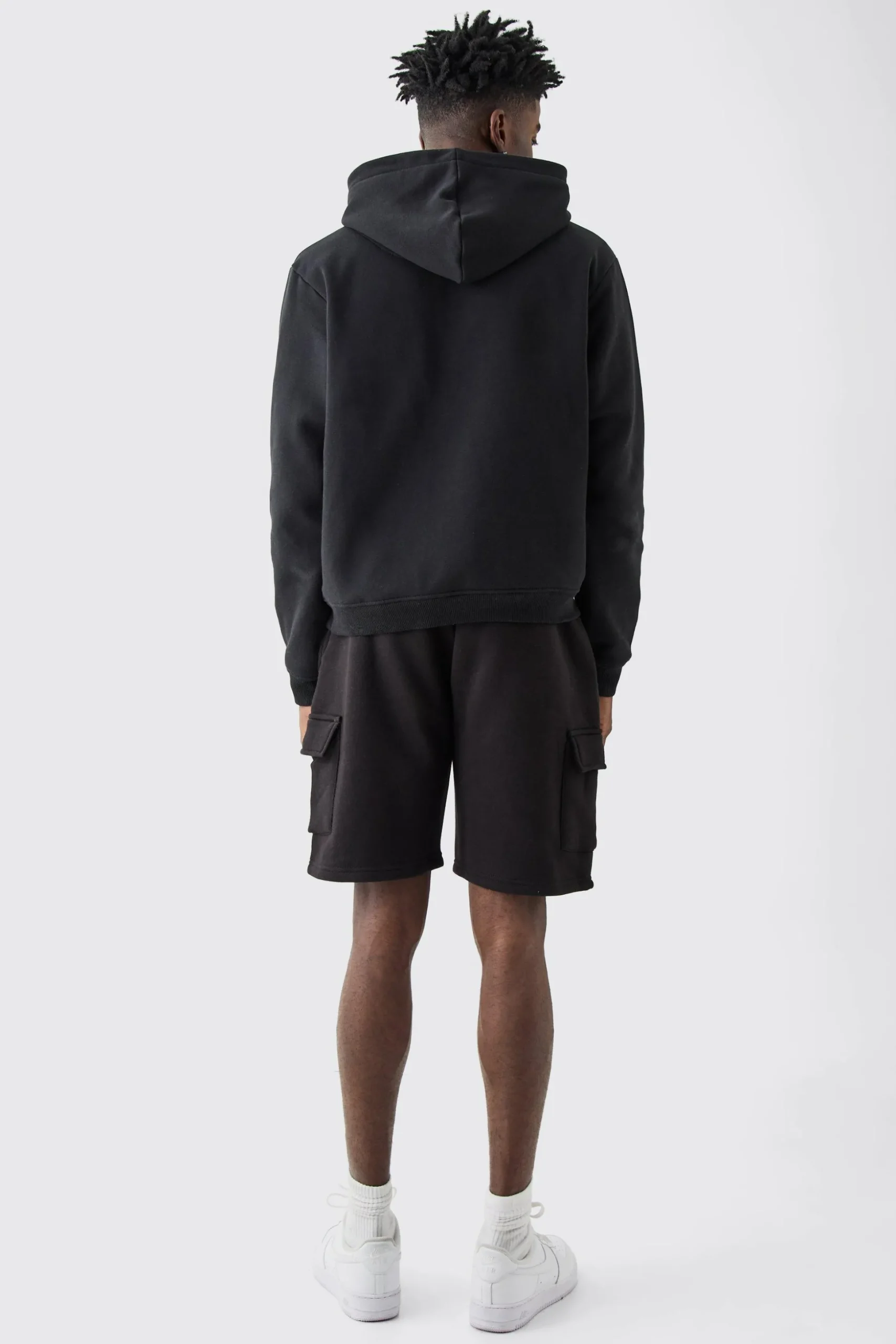 Man Signature Mid Length Loose Cargo Shorts | BoohooMAN UK