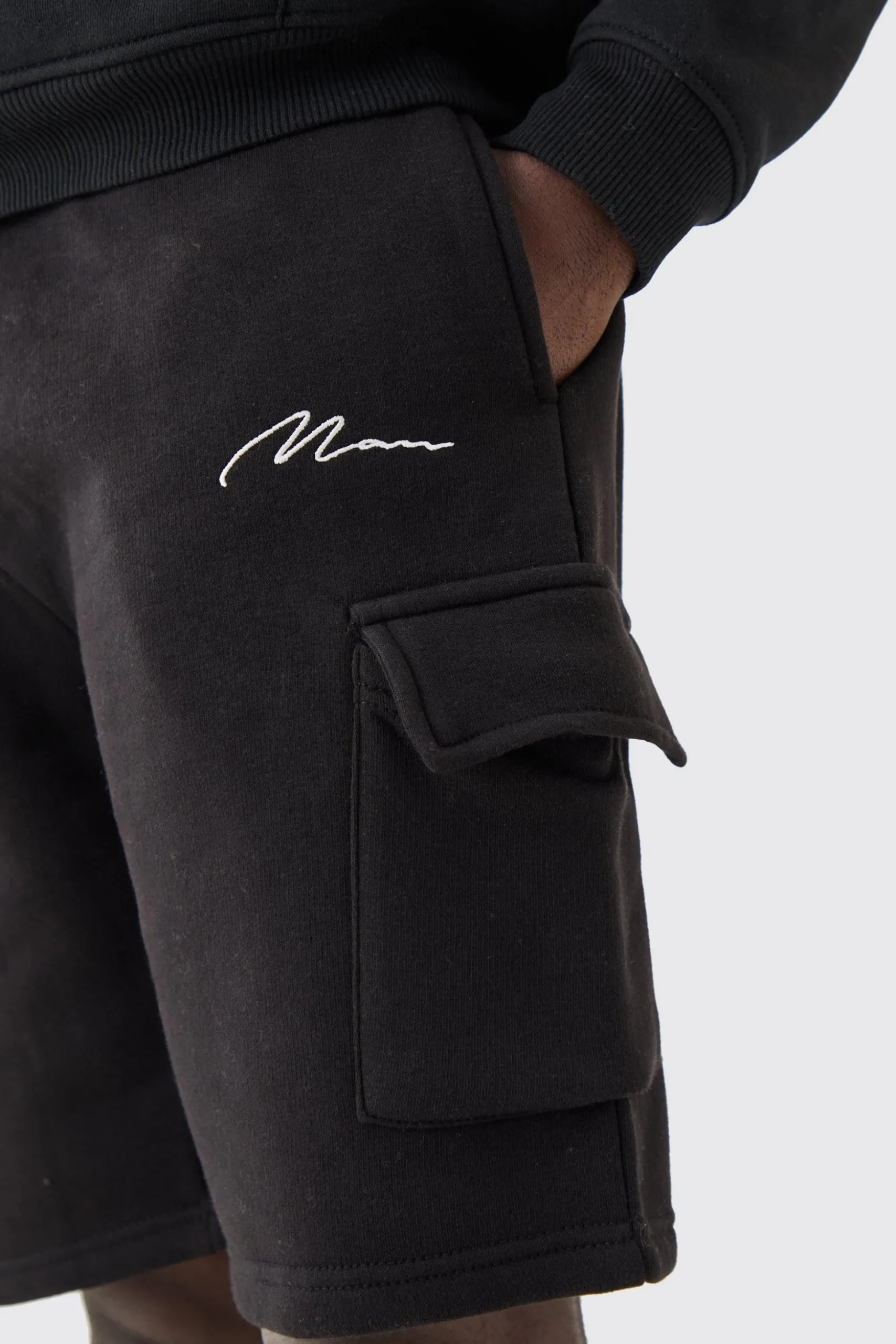 Man Signature Mid Length Loose Cargo Shorts | BoohooMAN UK