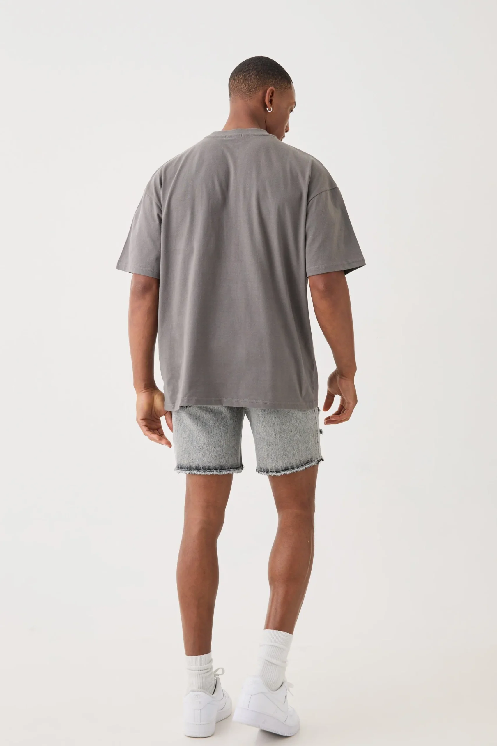 Man Signature Oversized Heavyweight T-shirt | BoohooMAN UK