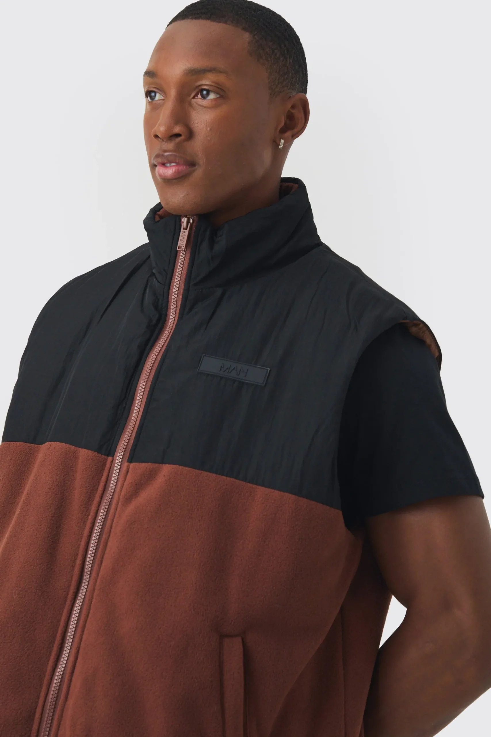 Man Tab Boxy Colour Block Fleece Gilet In Brown | BoohooMAN UK