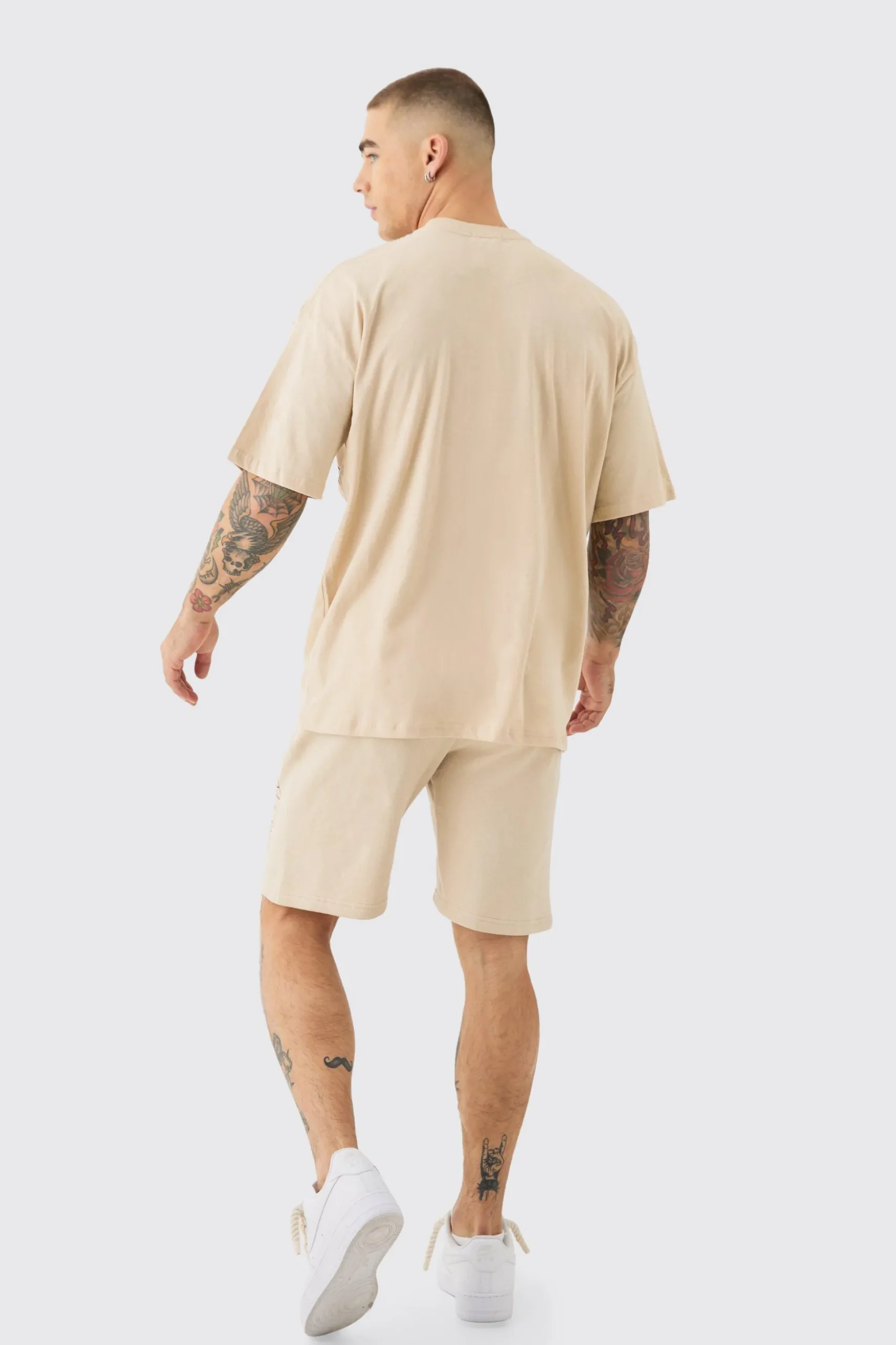 Oversized Extended Neck Wyoming Large Graphic Shorts Set | BoohooMAN UK