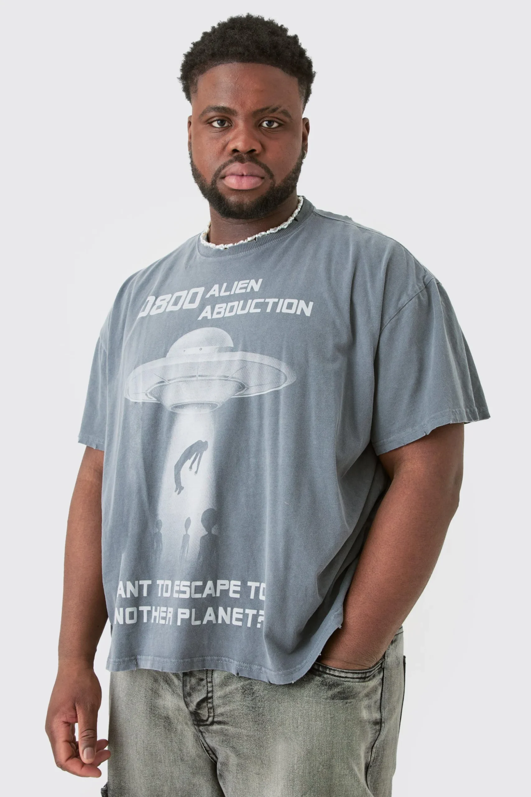Plus Distressed Oversized Washed Alien Graphic T-shirt | BoohooMAN UK