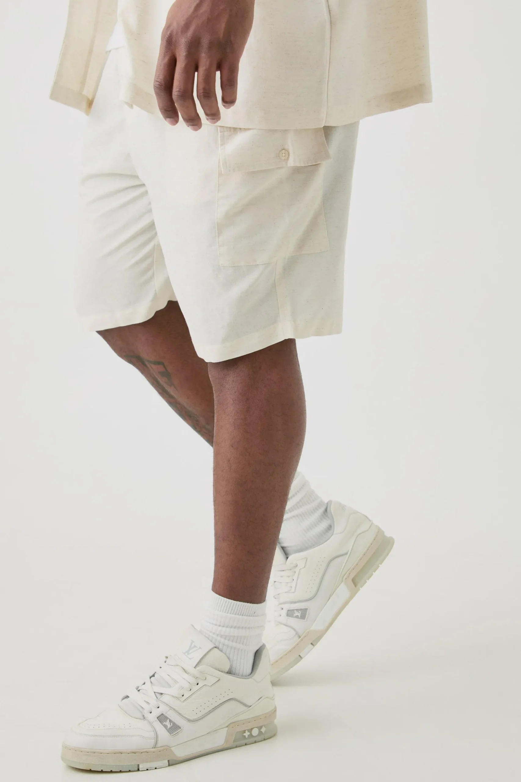 Plus Elasticated Waist Relaxed Linen Cargo Shorts In Natural | BoohooMAN UK