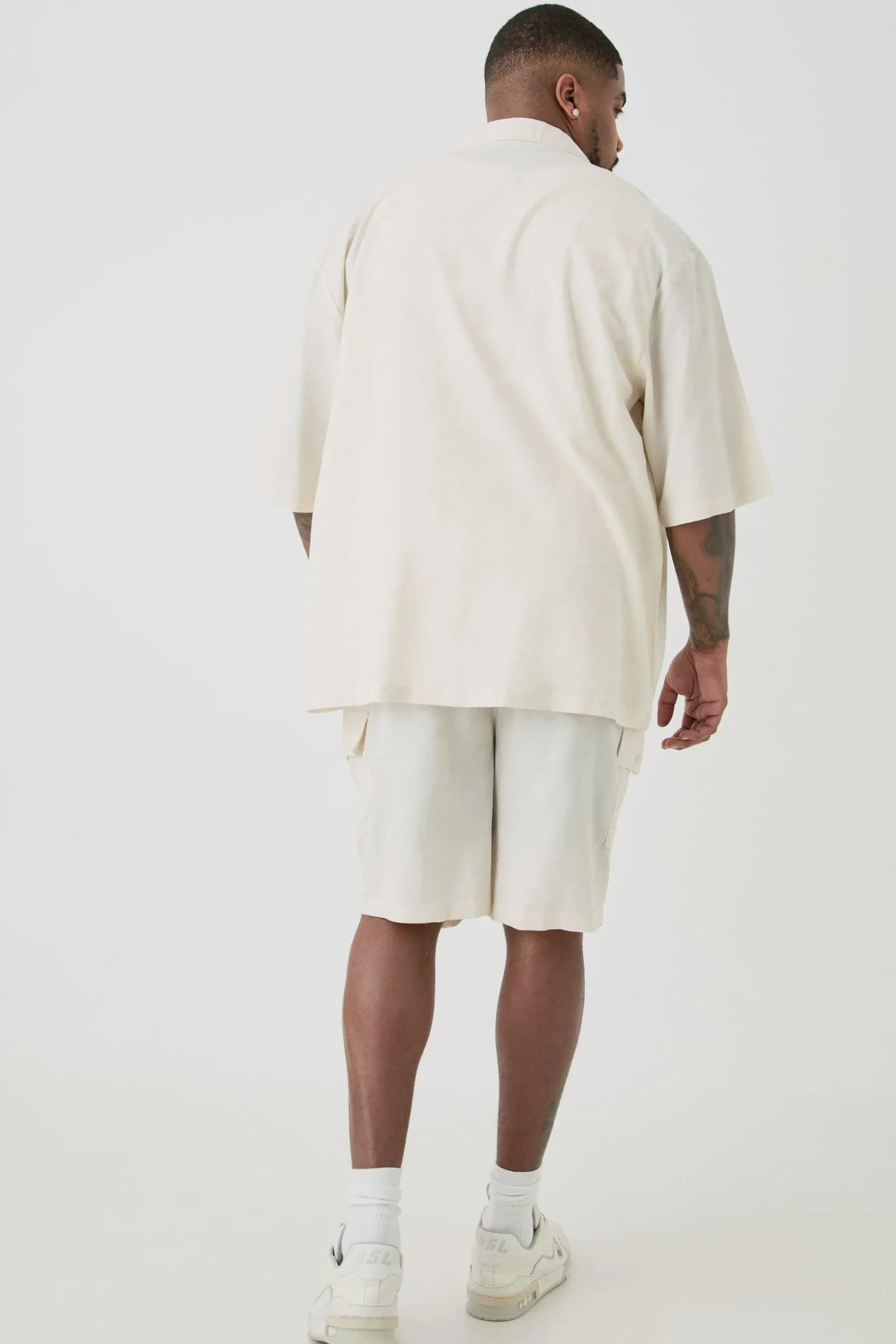 Plus Elasticated Waist Relaxed Linen Cargo Shorts In Natural | BoohooMAN UK