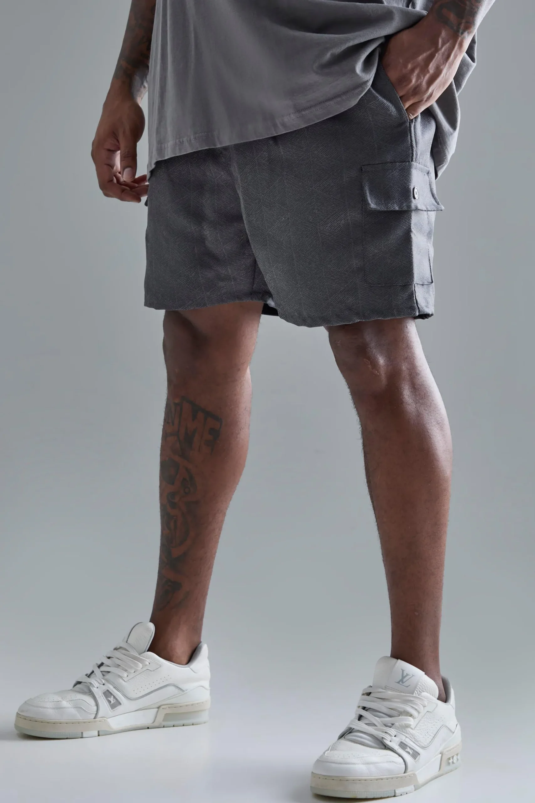 Plus Elasticated Waist Textured Cargo Short In Charcoal | BoohooMAN UK