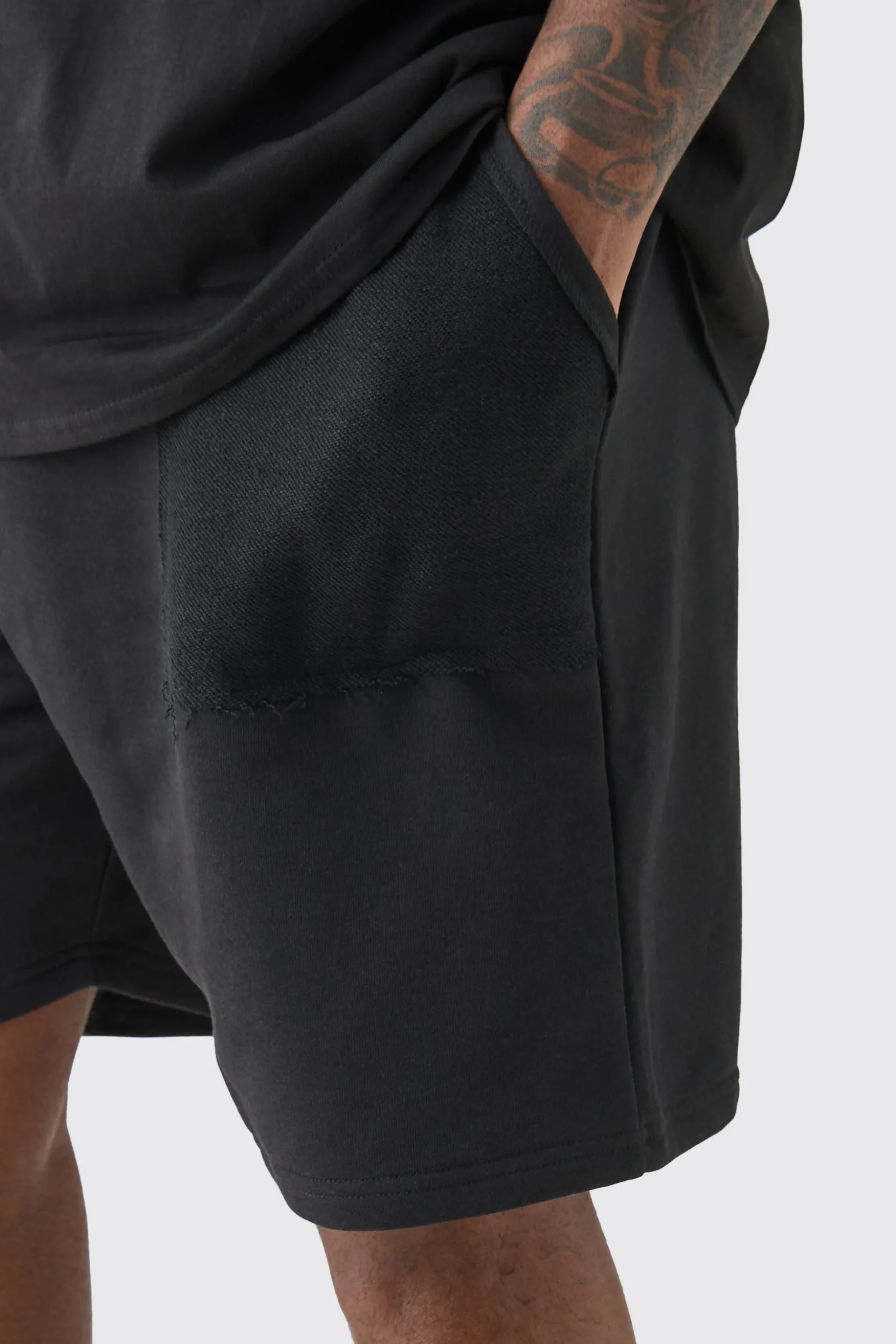 Plus Loop Back Reverse Pocket Detail Relaxed Short In Black | BoohooMAN UK