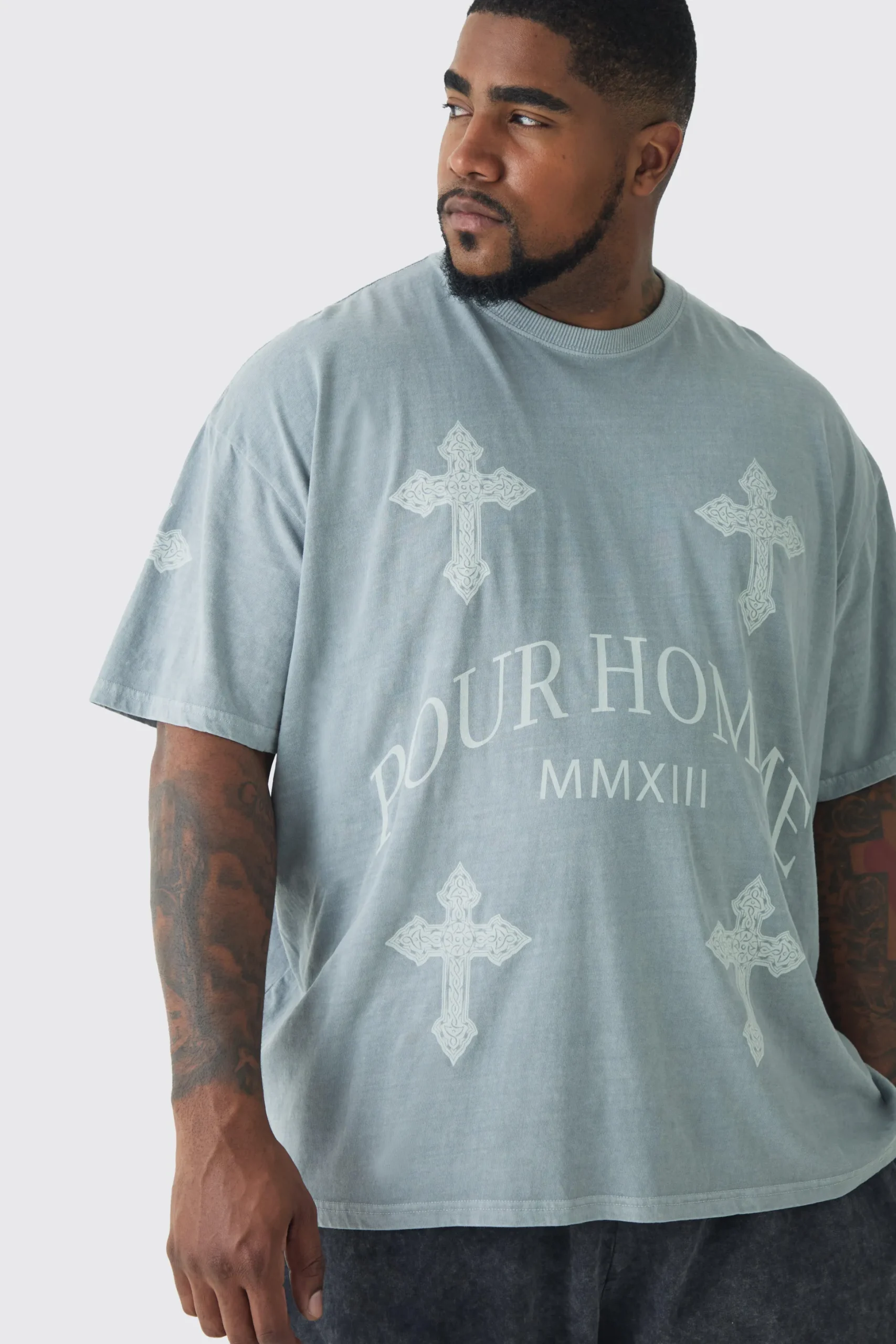 Plus Pour Homme Cross Printed T-shirt In Grey | BoohooMAN UK