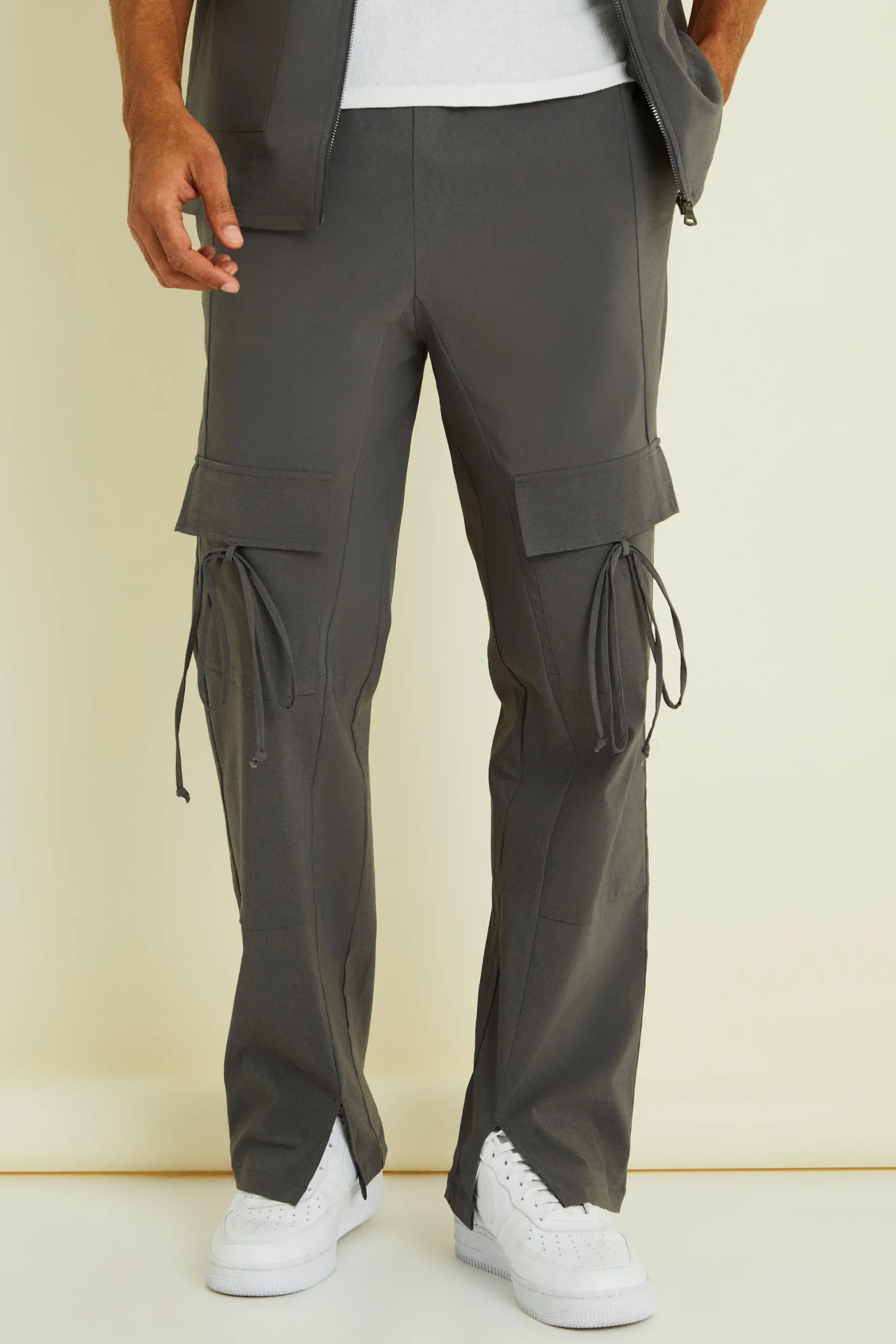 Relaxed Elasticated Waist Cargo Trouser | BoohooMAN UK