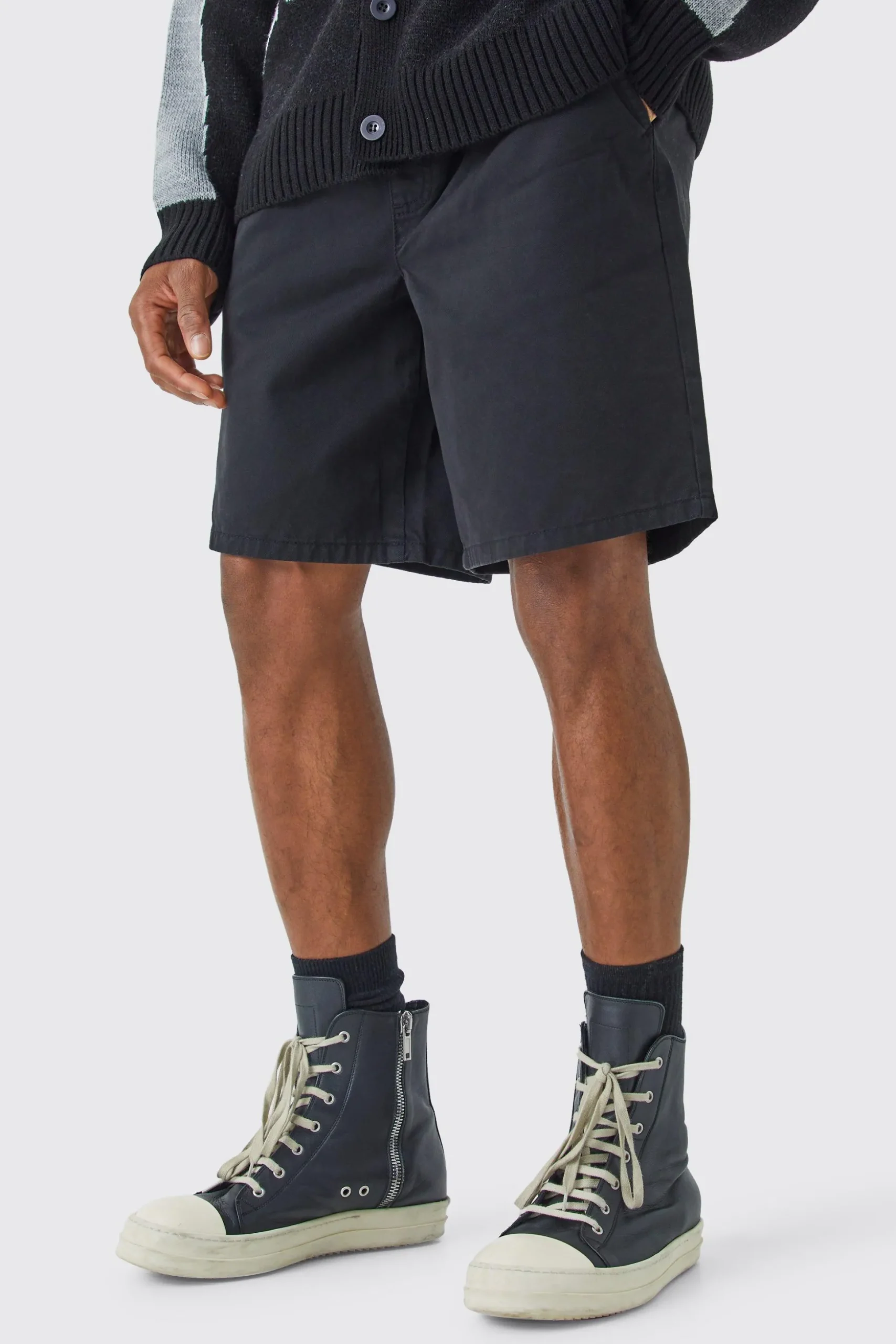 Relaxed Fit Elasticated Waist Chino Shorts In Black | BoohooMAN UK