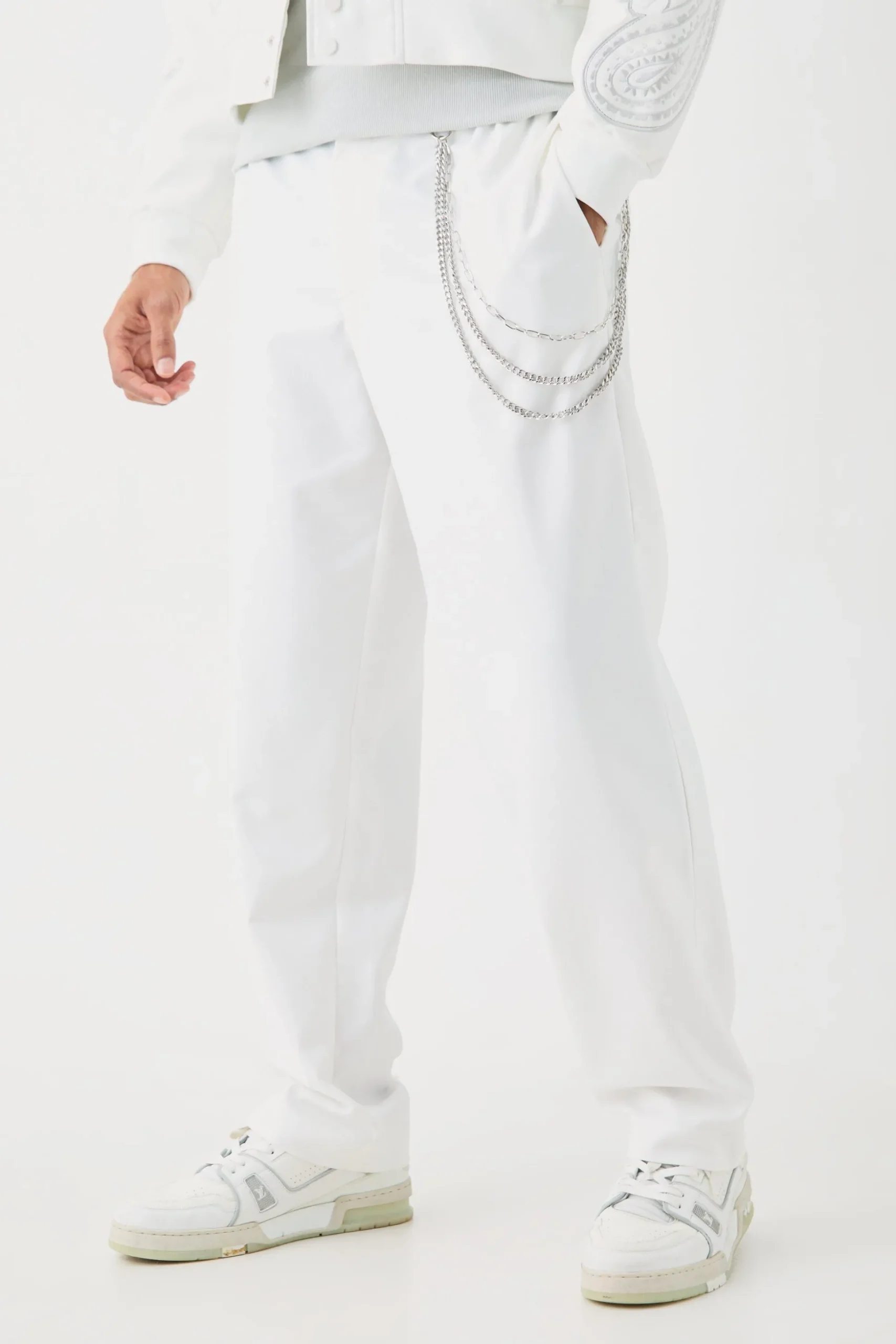 Relaxed Fit Tailored Trouser With Chain In White | BoohooMAN UK