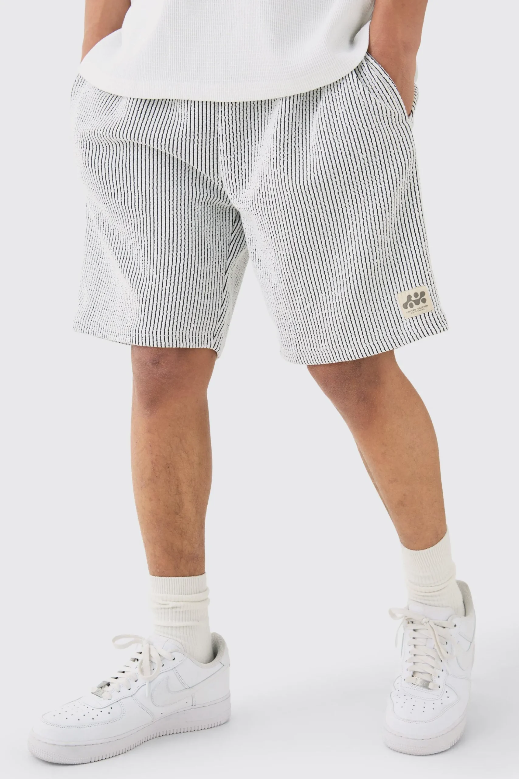 Relaxed Mid Length Textured Short With Woven Tab | BoohooMAN UK