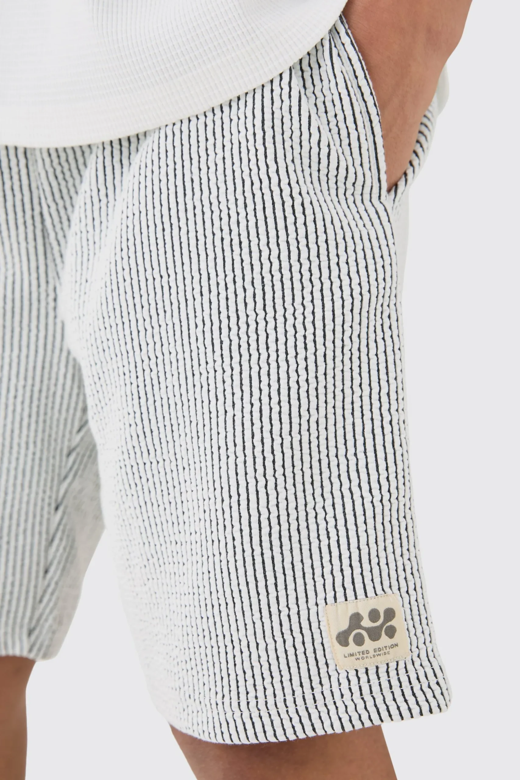 Relaxed Mid Length Textured Short With Woven Tab | BoohooMAN UK