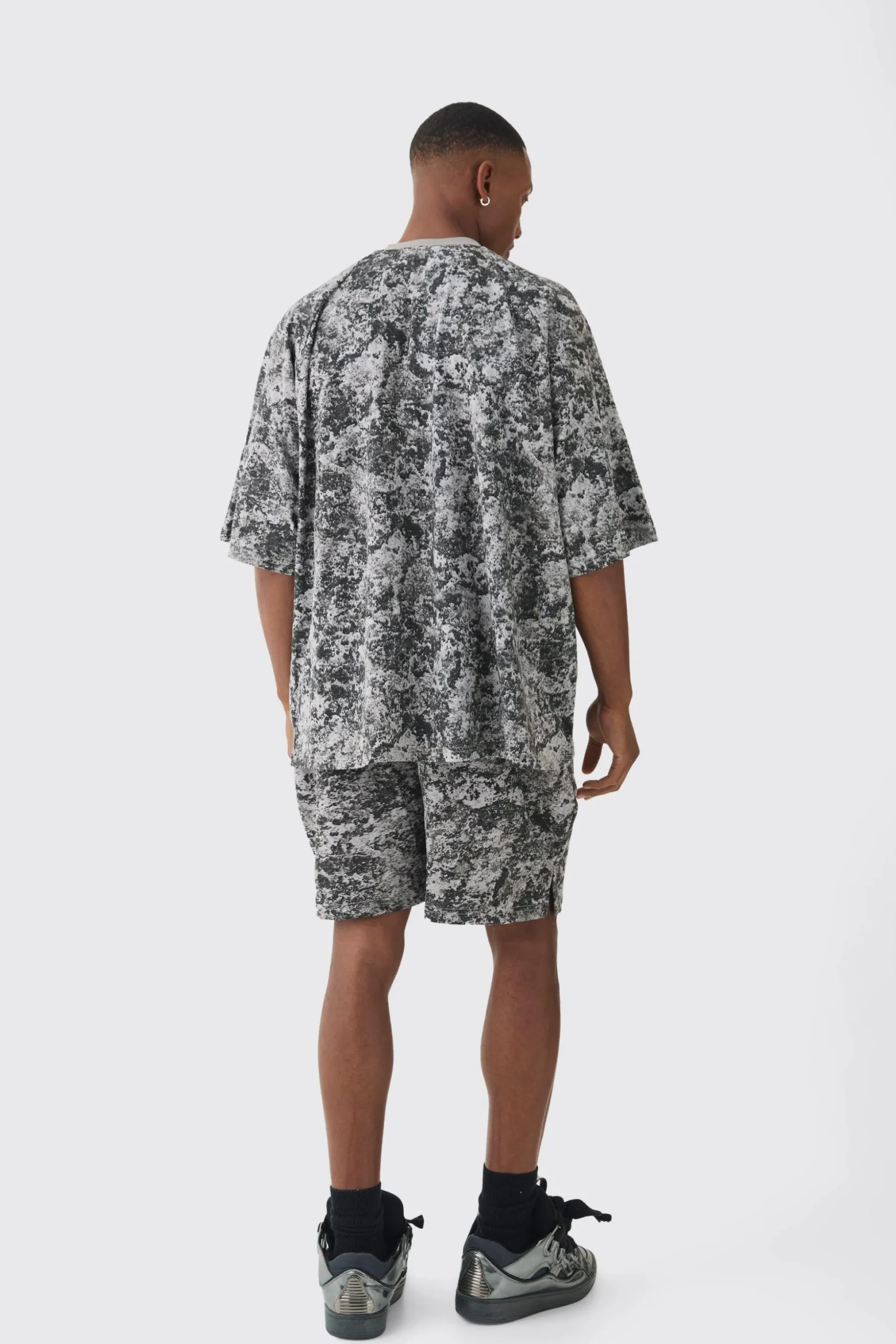 Relaxed Volley Official Abstract Printed Shorts | BoohooMAN UK