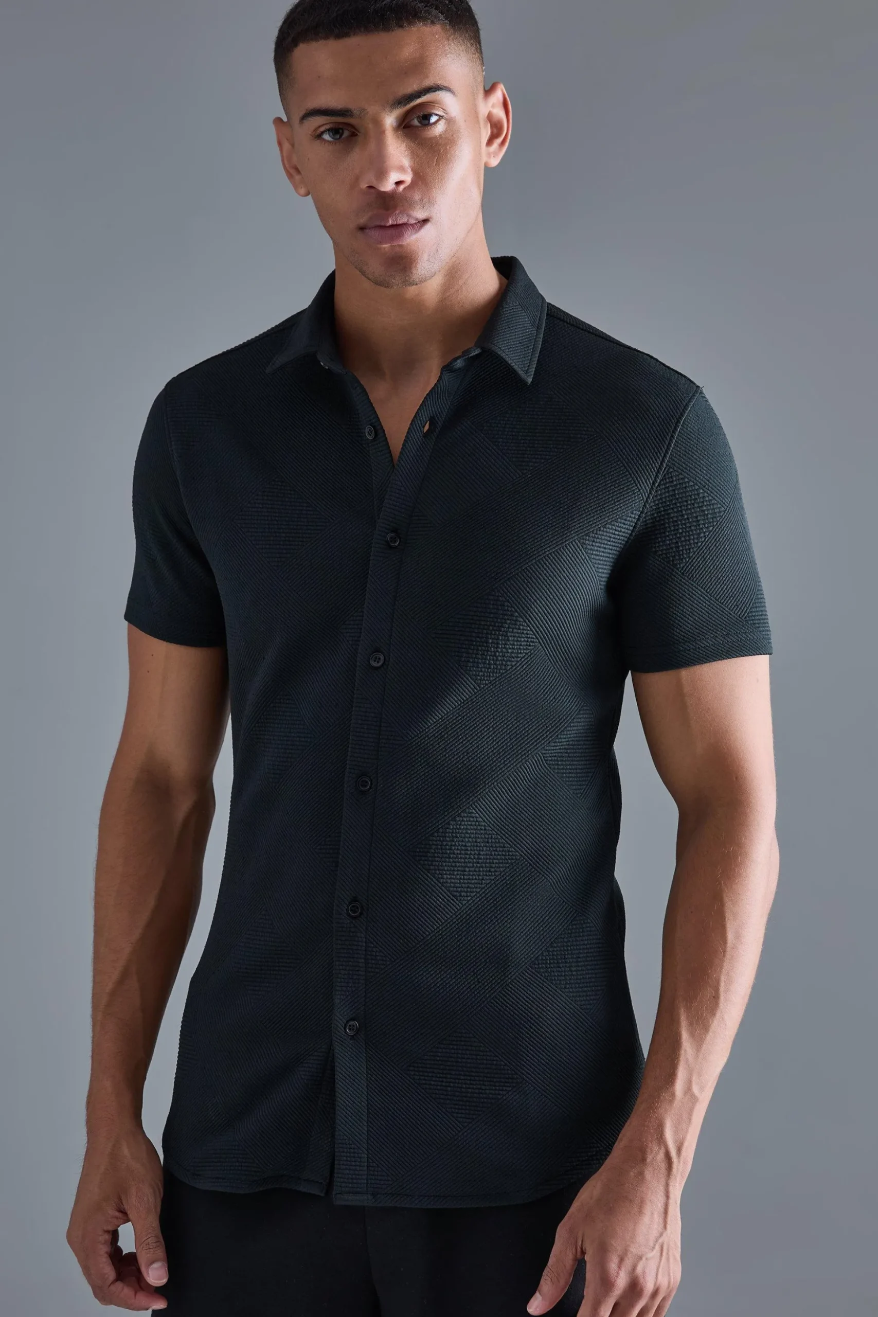 Short Sleeve Muscle Geo Shirt | BoohooMAN UK