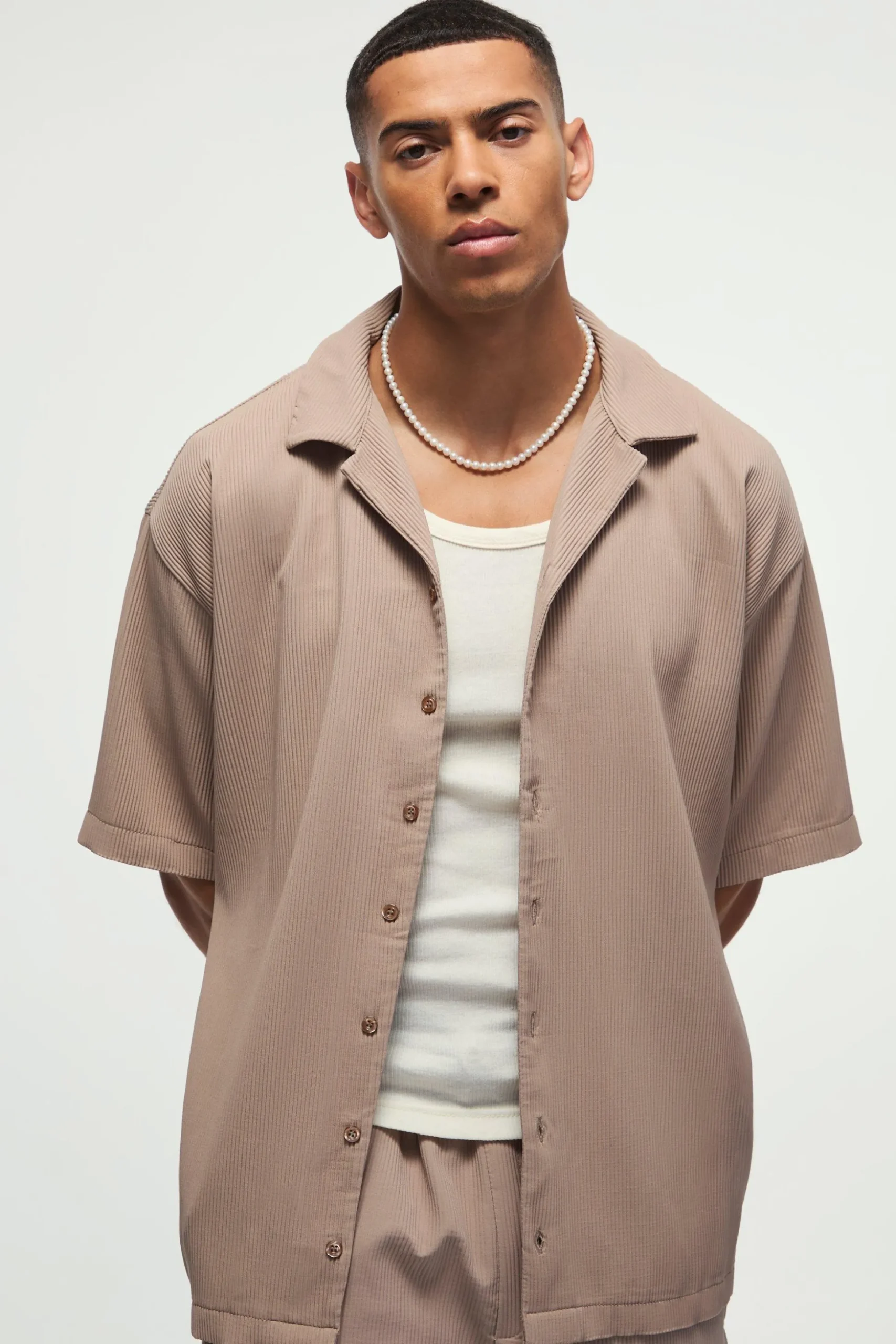 Short Sleeve Revere Oversized Pleated Shirt | BoohooMAN UK