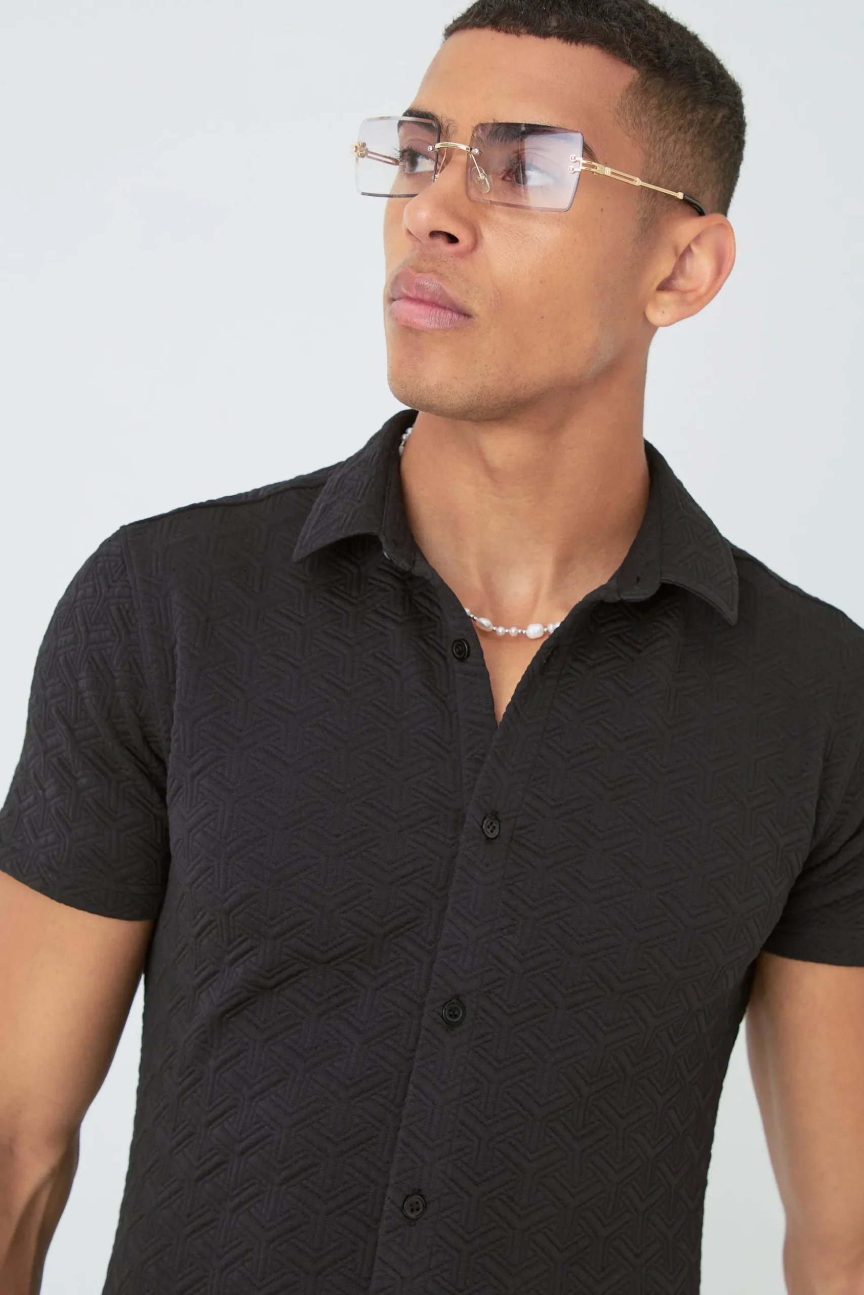 Short Sleeve Triangle Geo Muscle Fit Shirt | BoohooMAN UK