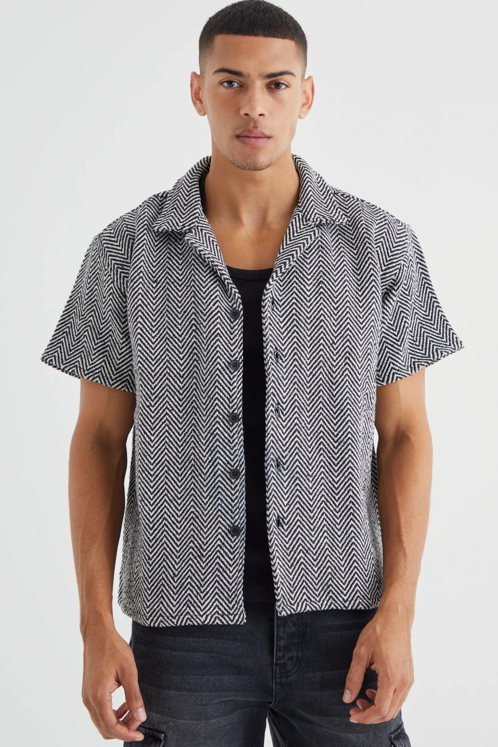 Short Sleeve Zig Zag Contrast Boxy Shirt | BoohooMAN UK