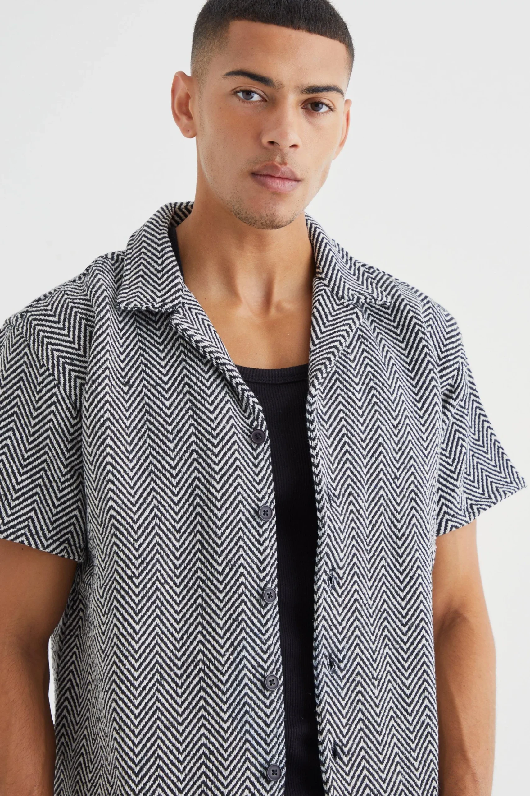 Short Sleeve Zig Zag Contrast Boxy Shirt | BoohooMAN UK