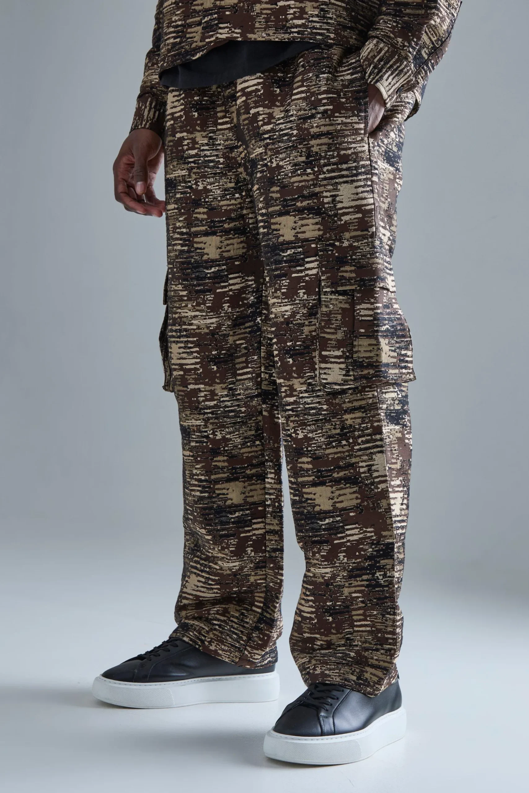 Textured Camo Relaxed Cargo Trouser | BoohooMAN UK